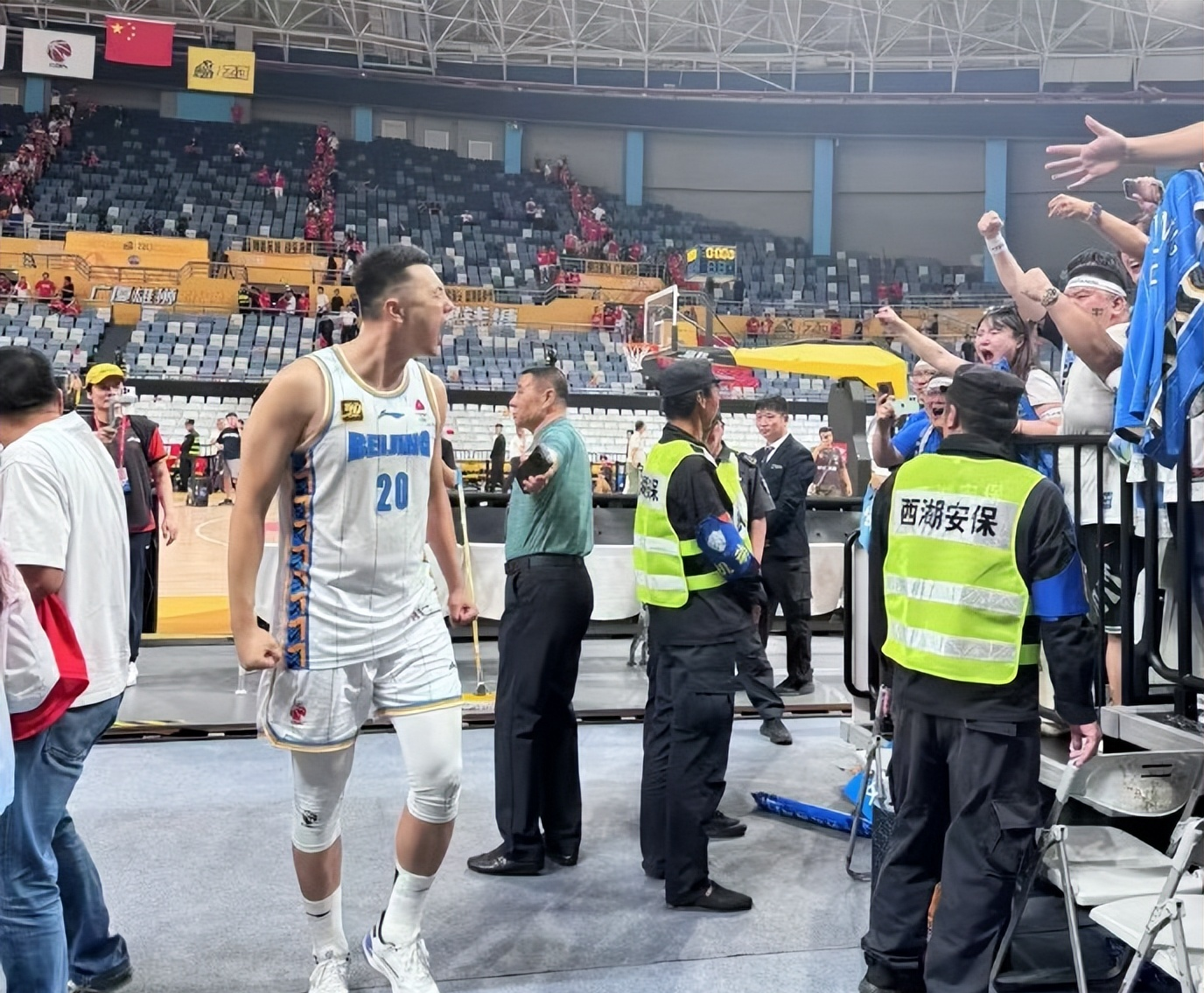 关键时刻广州队备战NBA季后赛，状态回暖细节曝光，气氛紧张，更衣室氛围转暖(NBA季后赛时间)